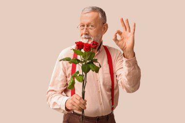 Gül çiçekli olgun bir adam beyaz arka planda iyi görünüyor. Sevgililer Günü kutlaması