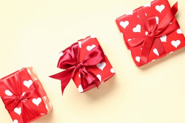 Sarı arka planda kalpler olan hediye kutuları. Sevgililer Günü kutlaması