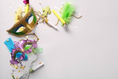 Karnaval maskeleri, parti kornaları ve Mardi Gras kutlamaları için dekorları beyaz arka planda.