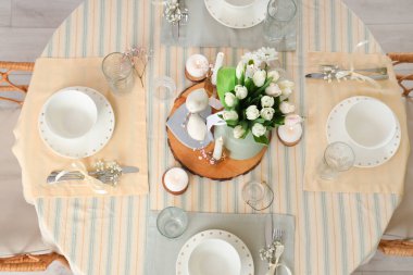 Uluslararası Kadınlar Günü kutlamaları için lale çiçekleriyle güzel bir masa.