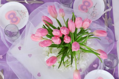 Masadaki bir buket güzel lale çiçeği Uluslararası Kadınlar Günü kutlamaları için servis ediliyor, yakın plan.