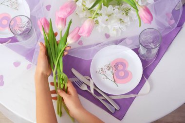 Masada lale çiçekli kadın eller Uluslararası Kadınlar Günü kutlamaları için servis ediliyor.