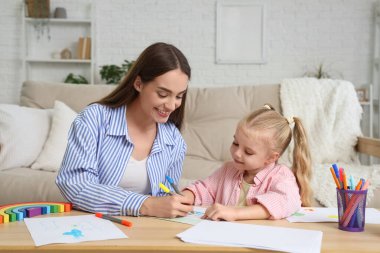 Evde küçük şirin bir kız çizen dadı.