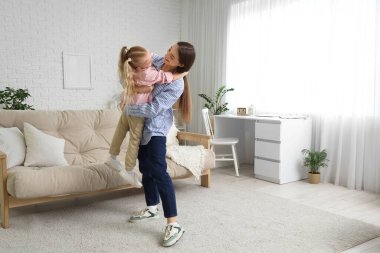 Dadı ve küçük tatlı kız evde eğleniyorlar.