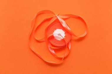 Turuncu arkaplanda ipek kurdele rulosu