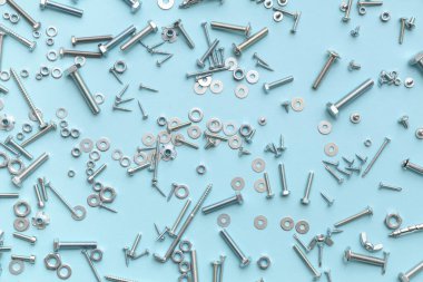 Mavi arka planda farklı tap cıvataları ve krom fındıklar