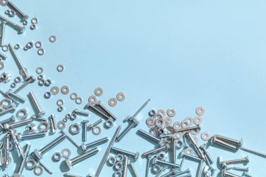 Mavi arka planda farklı tap cıvataları ve krom fındıklar
