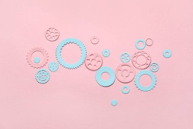 Pembe arka planda farklı kağıt dişlileri