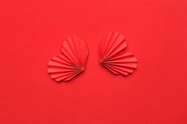 Renkli arka planda kırmızı kağıt kalpler. Sevgililer Günü kutlaması