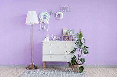 Klozet, lamba ve oyuncaklarla dolu bir kreş.