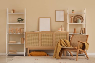 Odanın içinde ahşap tuvalet, koltuk ve raf üniteleri var.