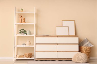 Klozet, raf ünitesi ve boş çerçeveli oturma odasının içi