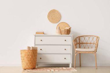 Klozet, koltuk ve sepetli ışık odasının içi