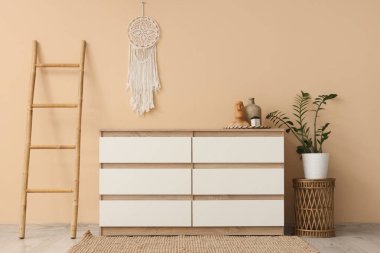 Tuvaleti, merdiveni ve bitkisi olan oturma odasının içinde.