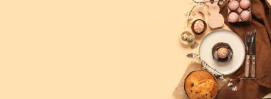 Paskalya yumurtaları ve bej arkaplanda pasta ile güzel masa ayarları ve metin için boşluk