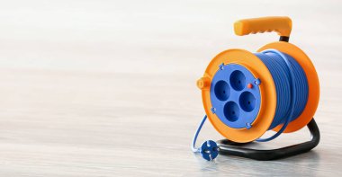 Uzatılmış kablo makarası yerde. Tasarım için pankart