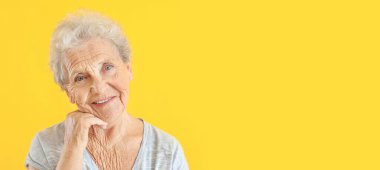 Sarı arka planda, yazı için yeri olan yaşlı bir kadının portresi