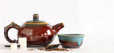 Çaydanlık, fincan, kaşık ve şeker beyaz zemin üzerinde metin için boşluk ile