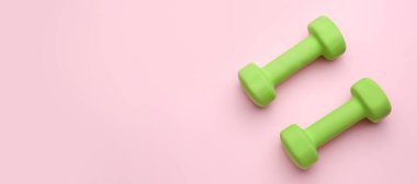 Pembe arkaplanda dambıllar ve metin için boşluk