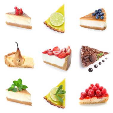 Beyaz arkaplanda lezzetli peynirli kek parçaları.