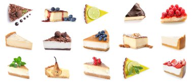 Beyaz arkaplanda lezzetli peynirli kek parçaları.