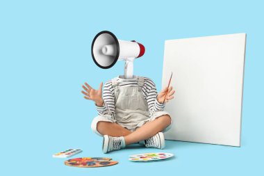 Açık mavi arka planda kafası yerine megafonlu bir ressam. Kanun Kaçağı Gününde Sanatçı