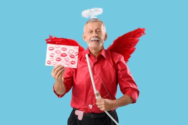 Aşk tanrısı gibi giyinmiş, elinde ruj izi ve mavi arka planda fiyonk olan bir kağıt tutan olgun bir adam. Sevgililer Günü kutlaması