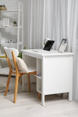 Modern ofis bilgisayarları ve çerçeveleriyle rahat çalışma alanı