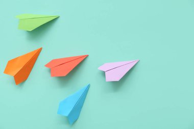 Renk arkaplan üzerinde farklı kağıt uçaklar bileşimi