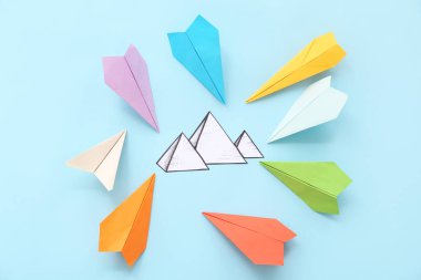 Kağıt uçaklar ve Mısır piramitleri ile renklendirilmiş kompozisyon. Seyahat kavramı