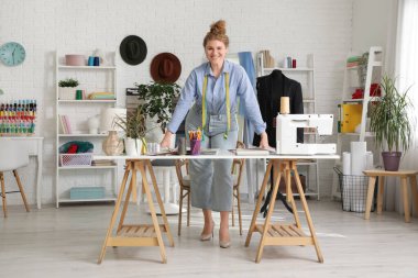 Stüdyodaki kadın moda tasarımcısı