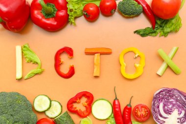 DETOX sözcüğüyle kompozisyon ve renk arkaplanda farklı taze sebzeler