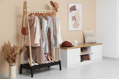 Giysiler, ayakkabılar, büfe ve pampalar soyunma odasının içinde.