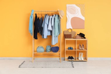 Soyunma odasının iç tarafında giysi ve raf rafları var.