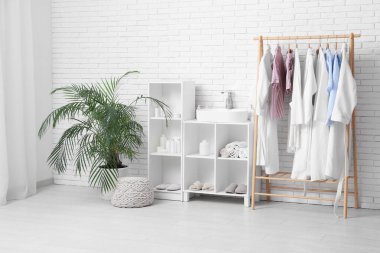 Giysilerle dizilin, rafları yerleştirin ve soyunma odasının içine batın.