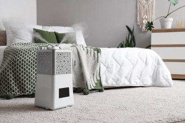 Modern nemlendirici yatak odasının yanında yerde.