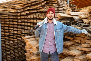 Ahşap kereste fabrikasının yanında baltası olan yakışıklı bir marangoz.