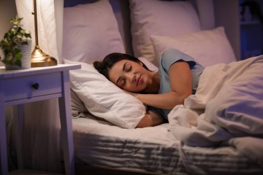 Güzel, genç, mutlu bir kadın. Akşamları yatağında uyuyor.