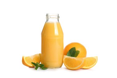 Bir şişe taze portakal suyu, nane ve beyaz arka planda meyveler.