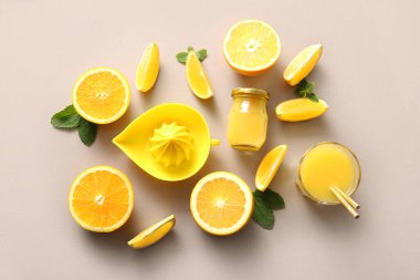 Hafif arkaplanlı bir bardak ve bir şişe taze portakal suyu.