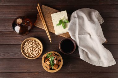 Kızarmış tofu peyniri ve ahşap arka planda mikro yeşille dolu bir kase.