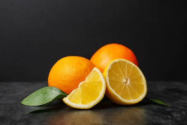 Siyah arka planda taze olgun portakallar