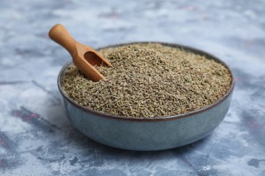 Renkli grunge arka planda aromatik anason tohumları ile kase ve kepçe