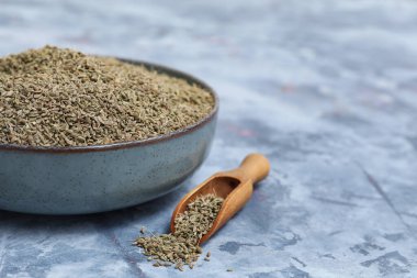 Renkli grunge arka planda aromatik anason tohumları ile kase ve kepçe