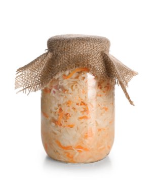 Beyaz arka planda lezzetli mayalanmış lahana kavanozu. Yakın çekim.