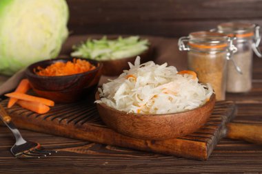 Ahşap masada malzemeli lezzetli lahana turşusu. Yakın çekim.