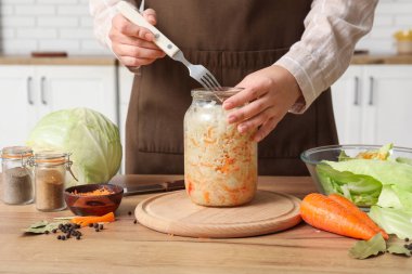 Kadın mutfakta mayalanmış lahana hazırlıyor. Yakın çekim.