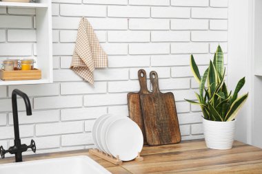 Mutfakta duvarda kareli peçete asılı. Yakın çekim.