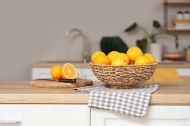 Mutfakta portakallı hasır kase.