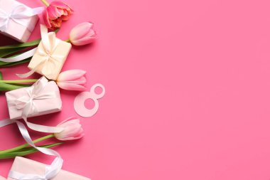 Kağıt figür 8, hediye kutuları ve pembe arka planda laleler. Mutlu Kadınlar Günü